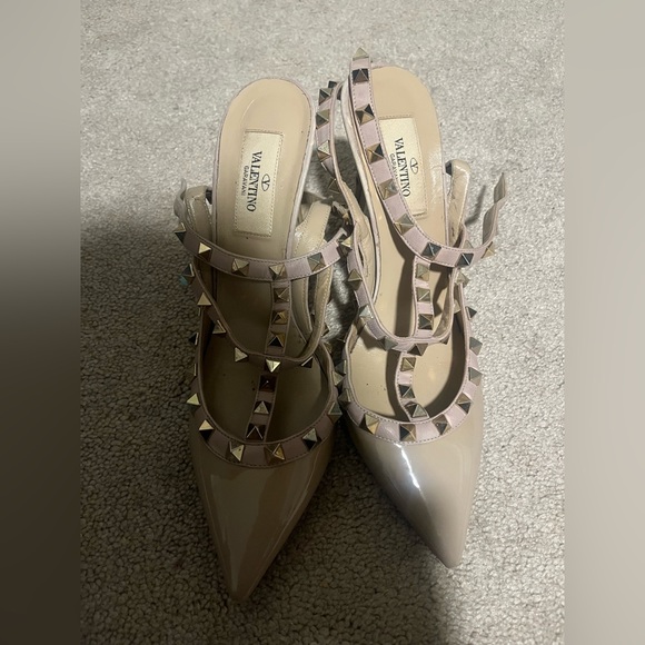 Valentino Garavani Rockstud Slingback Heels - Picture 2 of 16